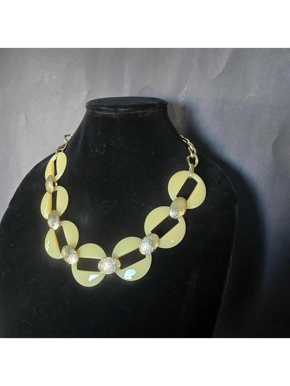 Vtg Talbots Confetti Cream Lucite Disc Statement Necklace with Gold Plated links - Picture 2 of 9